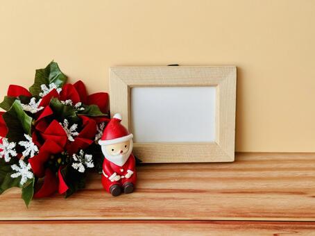 サンタとポインセチア（コピースペース有） サンタ,クリスマス,フレームの写真素材