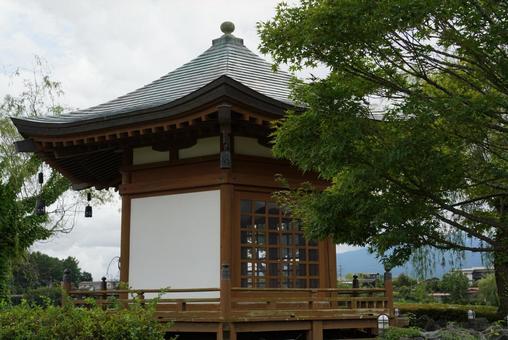 河口湖、浮島、六角堂(アップ) 河口湖、浮島、六角堂(アップ) 河口湖,浮島,六角堂の写真素材