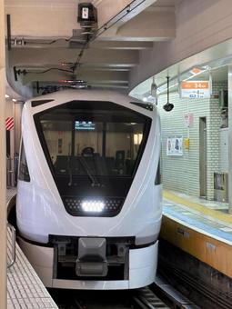 スペーシアX　浅草駅にて② 鉄道,train,駅の写真素材