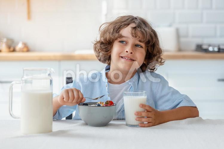 牛乳持って遠くを見る男の子 男の子,男児,グラスの写真素材