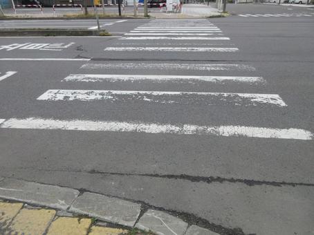 白線の擦り切れた横断歩道 白線の擦り切れた横断歩道の写真