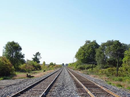 どこまでも続く線路のイメージ どこまでも続く線路のイメージ 線路,鉄道,風景の写真素材