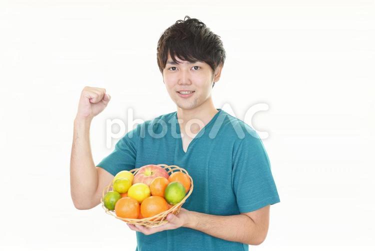 果物を持つ若い男性 男性,健康,食べ物の写真素材