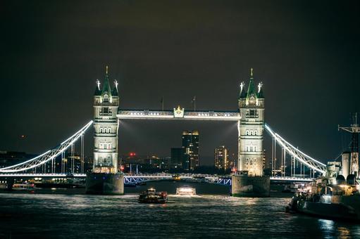ロンドンの夜景とタワーブリッジのライト タワーブリッジ,ロンドン,イギリスの写真素材