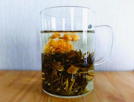 グラスに入った工芸茶 茉莉花、菊花 グラスに入った工芸茶 茉莉花、菊花の写真
