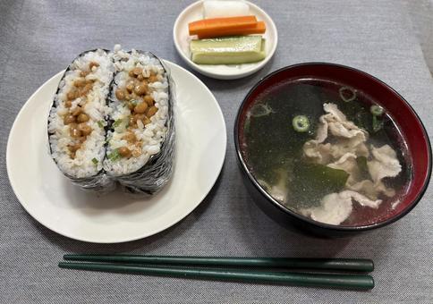 納豆おにぎらずセット 納豆おにぎらずセット おにぎらず,納豆,ピクルスの写真素材