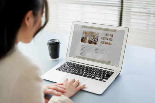 Asian women viewing real estate websites on a computer, female, laptop, real estate site, JPG