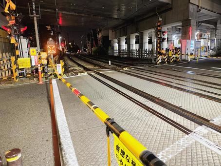 遮断機が下りた夜の踏切 遮断機が下りた夜の踏切 遮断機,踏み切り,踏切の写真素材