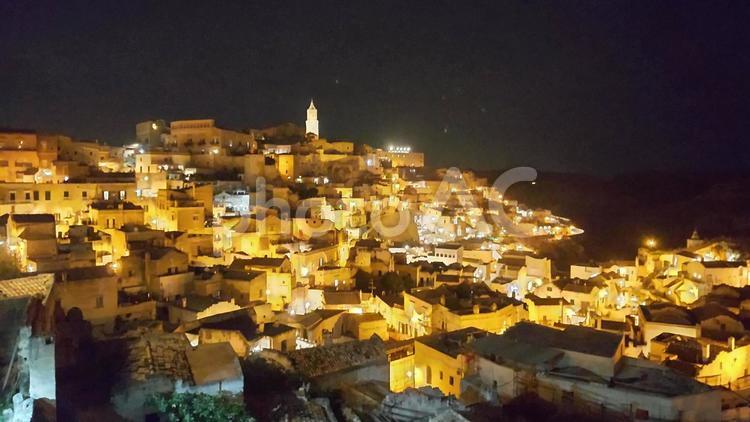南イタリアのマテーラの夜景 南イタリア,マテーラ,ヨーロッパの写真素材