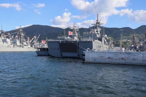 呉港に停泊する海上自衛隊の艦艇 jmsdf,艦艇,輸送艦の写真素材