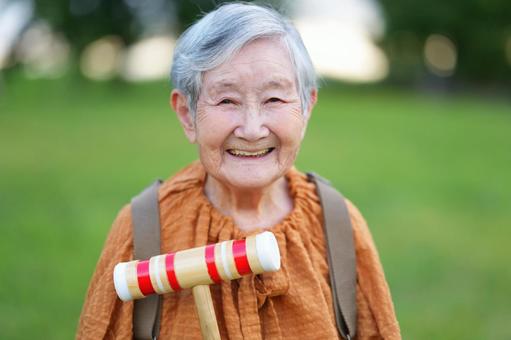 嬉しそうにスティックを持つおばあちゃん 女性,スティック,持つの写真素材