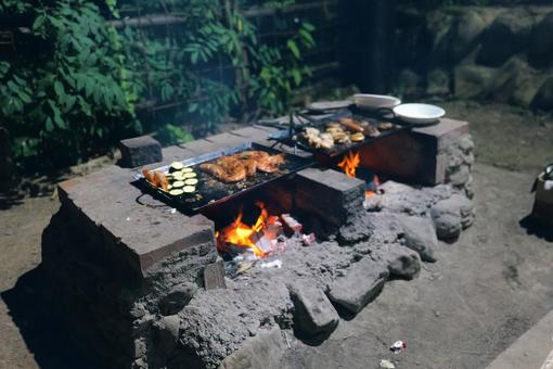 石窯でバーベキューの写真