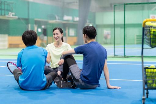 スポーツジムでテニスをする若い男女 テニススクール,スポーツジム,スポーツの写真素材