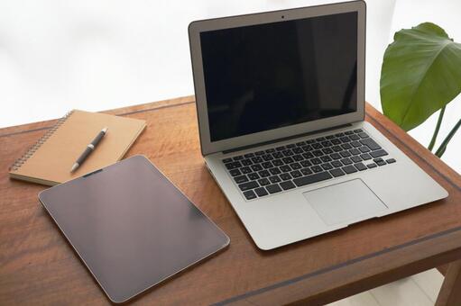 デスクの上のパソコンとタブレット、ノート パソコン,ノートパソコン,pcの写真素材