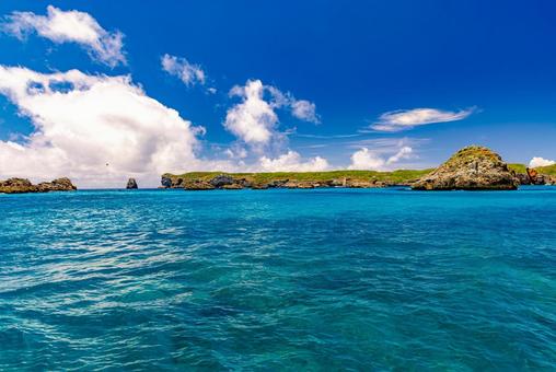 小笠原諸島 海と青い空 小笠原諸島 海と青い空の写真