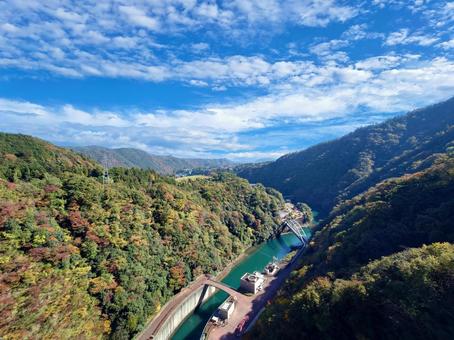 高台から見下ろす宮ケ瀬ダムの下流の川と橋 湖,紅葉,秋の写真素材