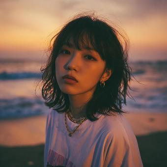 静かな海辺で考える女性の横顔 静かな海辺で考える女性の横顔の写真