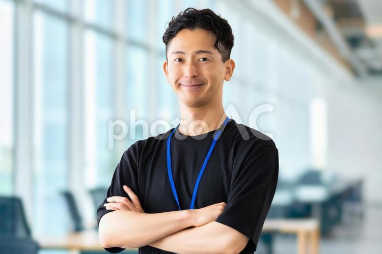 腕組みをする笑顔の男性ビジネスマン 腕組み,男性,ビジネスの写真素材