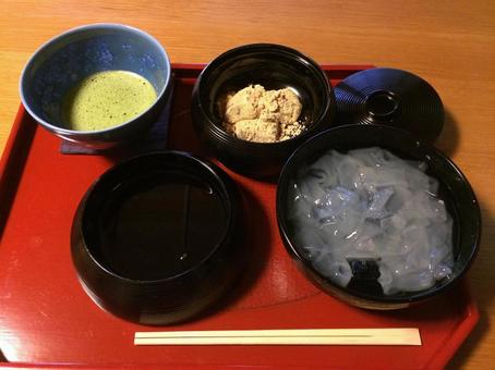 抹茶・わらびもち・黒蜜・葛切りの和セット 抹茶,わらびもち,黒蜜の写真素材