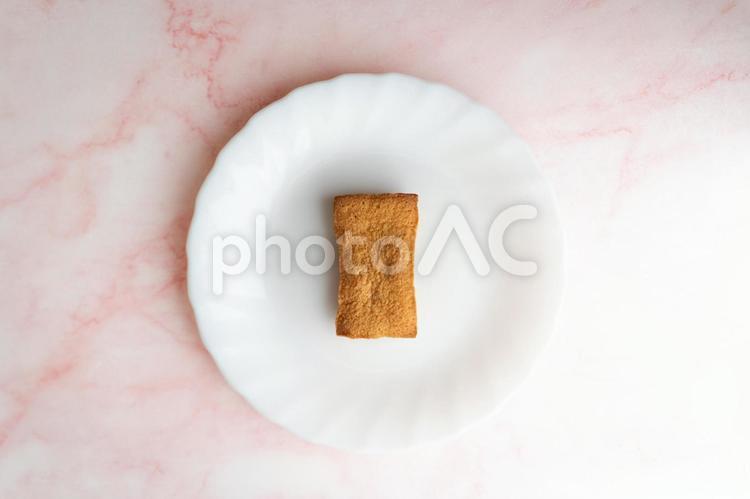 白皿にのせた焼き菓子② フィナンシェ,焼き菓子,お菓子の写真素材