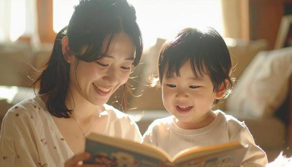 絵本を読む母親の写真