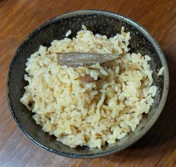 手羽元のだしでの炊き込みご飯の茶碗飯 手羽元のだしでの炊き込みご飯の茶碗飯の写真