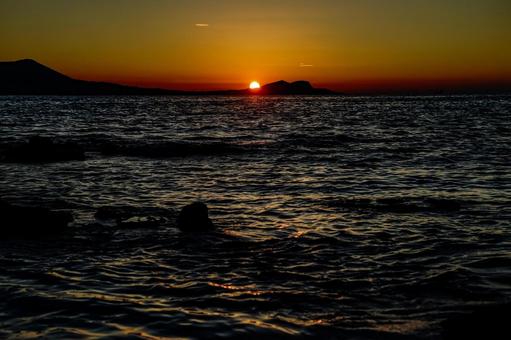 <Goto scenery> View of the sun rising over the sea in summer, JPG
