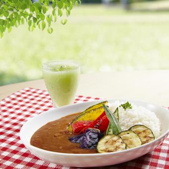 夏野菜カレーとキウイスムージー 夏野菜カレーとキウイスムージーの写真