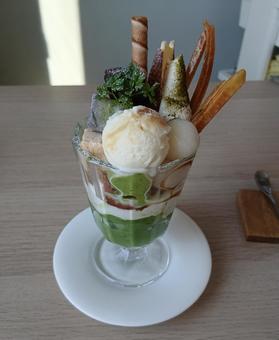 抹茶と黒ごまの和風パフェ 抹茶と黒ごまの和風パフェ パフェ,抹茶,黒ごまの写真素材