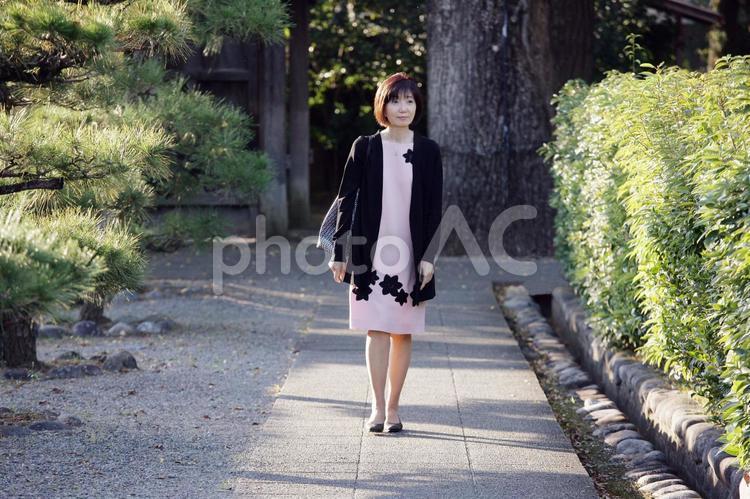 旅　シニア女性　ひとり旅 人物,日本人,シニア女性の写真素材