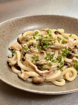 レンジできのこバター醤油うどん ご飯,料理,おうちごはんの写真素材