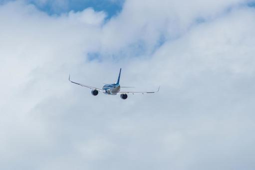真夏の空と飛行機と 真夏の空と飛行機との写真