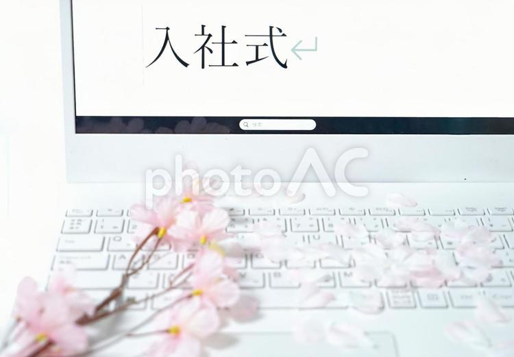 パソコンの画面に「入社式」の文字 パソコン,画面,入社式の写真素材