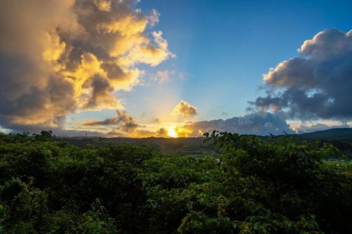 夕焼け空に浮かぶ雲 夕焼け空に浮かぶ雲 夕暮れ,夕焼け,夕日の写真素材