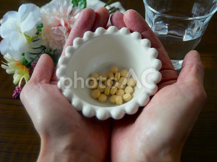 沢山の薬を器で持つ 薬,サプリメント,病気の写真素材