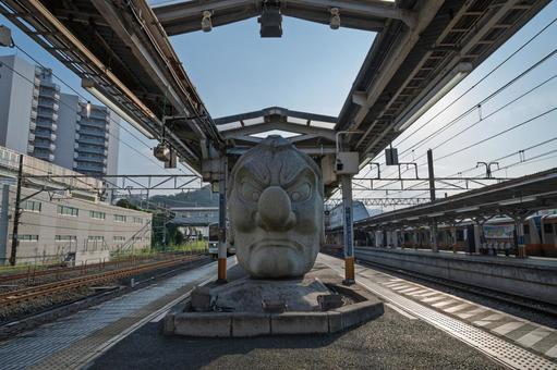 高尾駅ホームの天狗の像 高尾駅ホームの天狗の像の写真