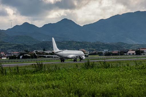 出雲空港周辺の静かな午後の風景 出雲空港周辺の静かな午後の風景 飛行機,航空機,旅客機の写真素材