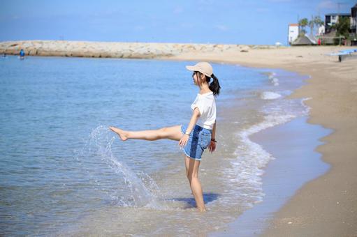 波打ち際で遊ぶ女性 波打ち際で遊ぶ女性 女性,波打ち際,海の写真素材