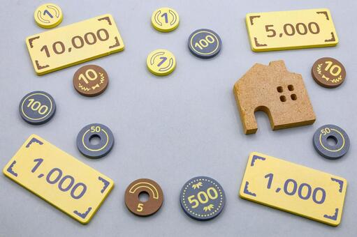 おもちゃのお金と家のオブジェ お金,生活費,家計管理の写真素材