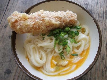 チクワ天が乗ったうどん チクワ天が乗ったうどんの写真
