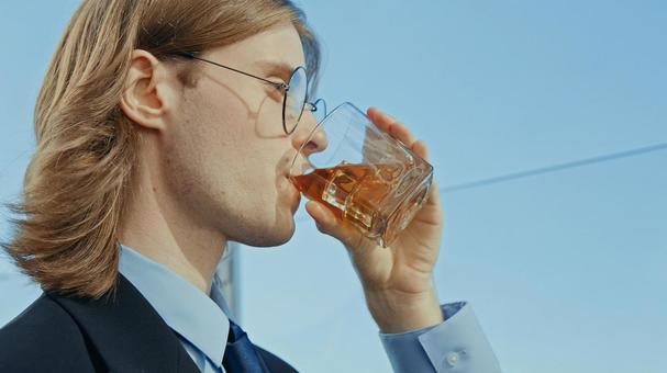 屋外で飲む男性の横顔 男性,外国人,飲むの写真素材