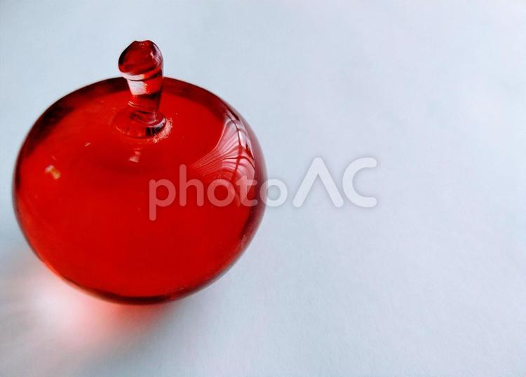 赤いガラスのりんご②（左） ガラス,硝子,赤いの写真素材