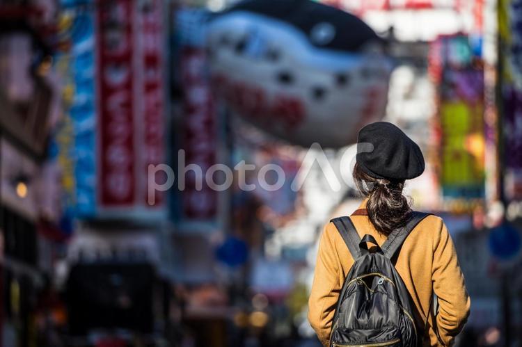 大阪　新世界　後ろ姿　女性 お店,イメージ,ギラギラの写真素材