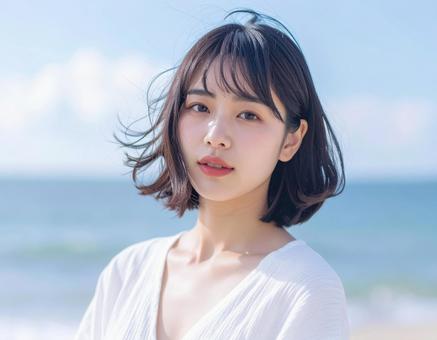 カメラ目線の女性 浜辺 カメラ目線の女性 浜辺の写真