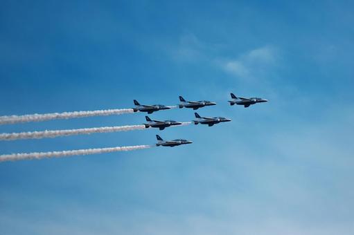 ブルーインパルス　デルタ・ロール　3の写真