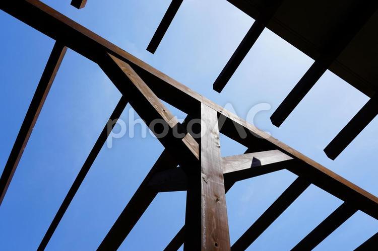 ウッディテラスから見上げる青空 ウッディテラス,サザンテラス,木材の写真素材