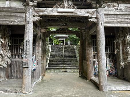 横蔵寺山門(谷汲山)岐阜 横蔵寺山門(谷汲山)岐阜 横蔵寺,岐阜,谷汲山の写真素材