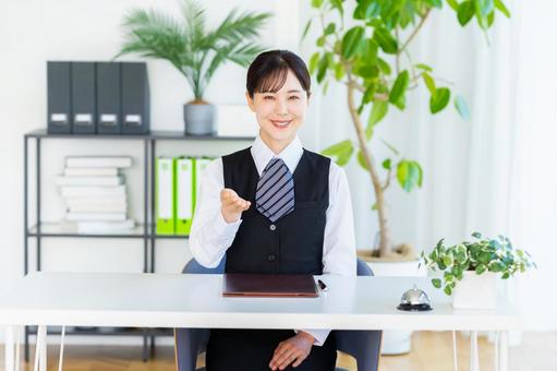 受付のビジネスウーマン 受付,女性,笑顔の写真素材