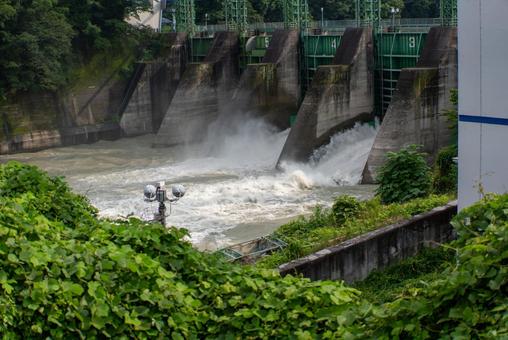 迫力のダム放水 ダム,放水,水しぶきの写真素材