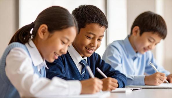 塾で勉強する日本人の小学生3人 塾で勉強する日本人の小学生3人の写真